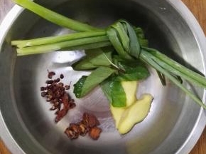 6、这是准备好的葱、姜、花椒、大料、山楂片、薄荷叶，小葱打个结，葱切片。