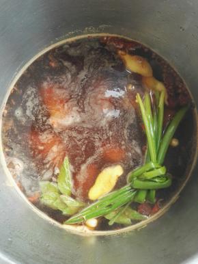 7、将猪蹄倒入高压锅中，加入没过猪蹄的水，加入莲子，加入葱、姜、花椒、大料、山楂片、薄荷叶，加入生抽、老抽、白酒、盐，加锅盖大火烧开，小火烧煮20分钟。