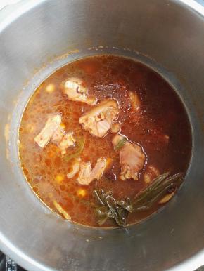 8、0分钟后，高压锅开盖，盛出菜品，切小青椒装饰一下就可以上桌啦。