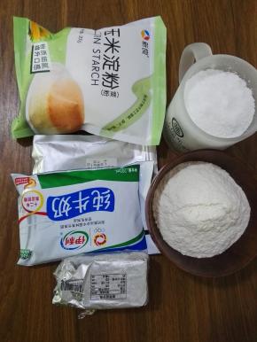 1、原料：普通面粉、玉米淀粉、糖粉、牛奶、黄油、抹茶粉。