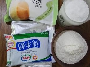 1、原料：普通面粉、玉米淀粉、糖粉、牛奶、黄油、抹茶粉。