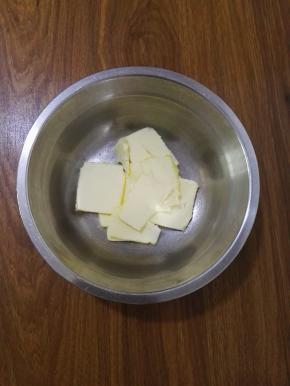 2、称量好的黄油，室温软化。