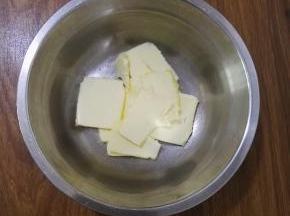 2、称量好的黄油，室温软化。