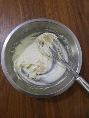 4、打至顺滑，黄油的颜色有些白，体积膨胀。
