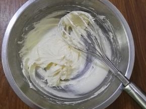 4、打至顺滑，黄油的颜色有些白，体积膨胀。