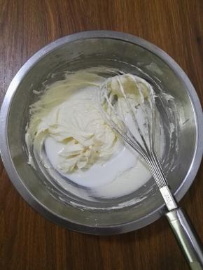 5、将牛奶分三次加入黄油糊中，每次都打均匀。