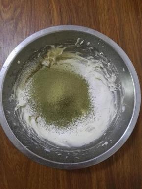 6、将普通面粉、玉米淀粉和抹茶粉，过筛至黄油糊中。
