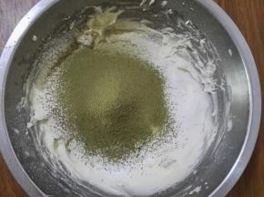 6、将普通面粉、玉米淀粉和抹茶粉，过筛至黄油糊中。