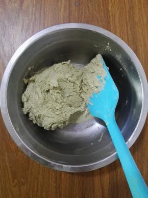 7、用刮刀搅拌均匀。
