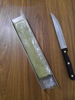 8、在饼干模具中铺一层保鲜膜，将面糊装入模具中，借助保鲜膜，将面糊均匀地压成方形，放冰箱冷冰室40分钟。
