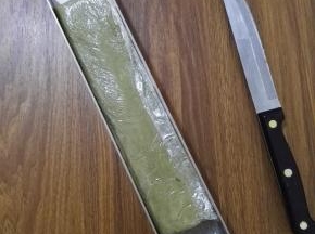 8、在饼干模具中铺一层保鲜膜，将面糊装入模具中，借助保鲜膜，将面糊均匀地压成方形，放冰箱冷冰室40分钟。