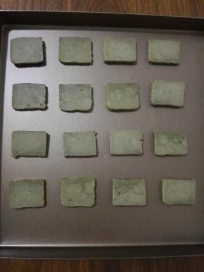 9、烤箱预热上火180，下火170度。饼干模具取出后，将饼干取出，用刀切成0.5毫米厚的面片，摆在烤盘上。