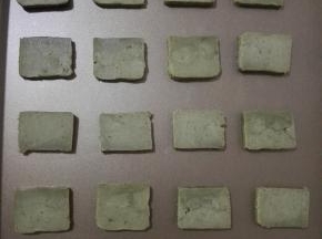 9、烤箱预热上火180，下火170度。饼干模具取出后，将饼干取出，用刀切成0.5毫米厚的面片，摆在烤盘上。