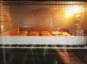 10、预热完成，将烤盘放入烤箱，上火180度，下火170度，烤15分钟，饼干底部微微发黄时，即可取出。