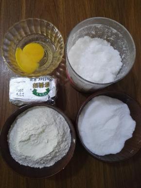 1、原料：普通面粉、玉米淀粉、鸡蛋、黄油、白砂糖、糖粉。