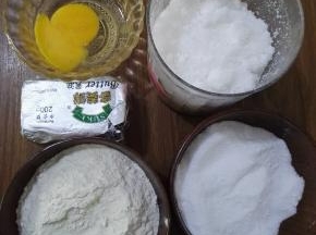 1、原料：普通面粉、玉米淀粉、鸡蛋、黄油、白砂糖、糖粉。
