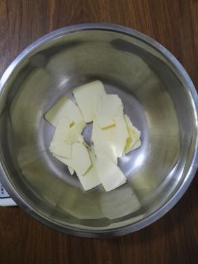 2、称量好的黄油放置室温软化状。