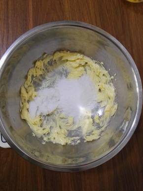 3、用电动打蛋器打至顺滑，加入白砂糖和糖粉，再次打顺滑。