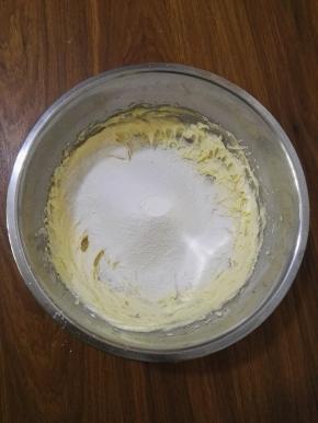 6、筛入普通面粉和玉米淀粉。