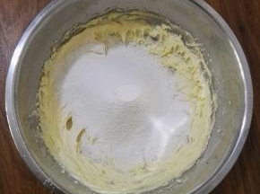 6、筛入普通面粉和玉米淀粉。