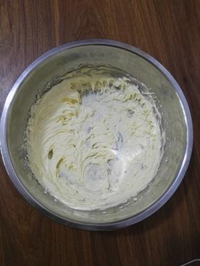 5、这时的黄油糊体积稍有膨松、颜色发白。