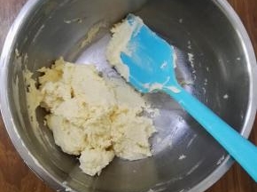 7、用刮刀以切拌的方式搅拌直到面粉全部温润即可。