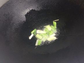 锅里倒油把青蒜头下锅炒香