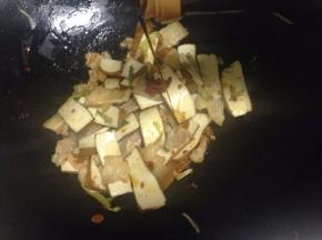 翻炒均匀后，加入豆瓣酱、生抽