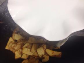 翻炒的时候加少许水