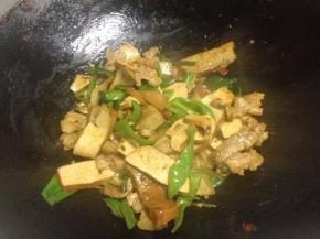 加少许盐翻炒均匀即可