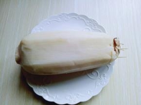 把切除的头从新盖在填满的莲藕上面，利用牙签固定。