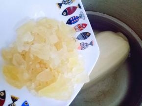 高压锅里加入水，没过莲藕为佳，加入冰糖，和红糖(红糖起到上色作用) 不在乎颜色的也可以不放，大火烧开，高压锅上汽后转小火35分钟。如果不用高压锅大约要1小时。