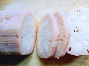 将莲藕捞出，待莲藕冷了后再切片。