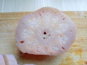 看莲藕最下面的糯米还是很紧实。(塞糯米的步骤一定要有耐心。)