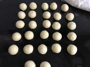 把分割好的面团滚圆松驰。