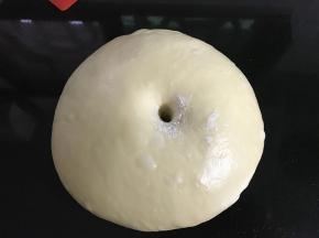 在温暖处进行一次发酵。发至2倍大，手指蘸面粉戳洞，不回缩不塌陷，一次发酵完成。