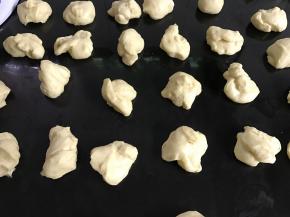 把发酵好的面团排气分割成大小均匀的27个面团。