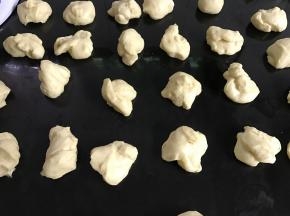 把发酵好的面团排气分割成大小均匀的27个面团。