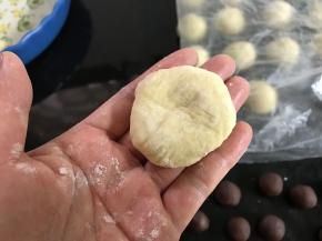 取一个小面团按扁。