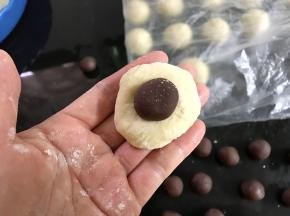 放入一个豆沙馅。