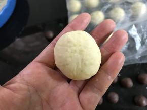 收口后捏紧底部。