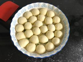 把全部做好的面团码入烤盘中。