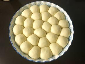 放在温暖处进行第二次发酵，手指轻按面团手按处不会很快回弹且手感略有张力，二次发酵完成。