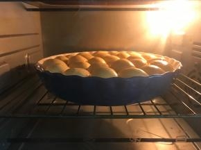 放入预热好的烤箱，上下火，中层，180度，15分钟左右。