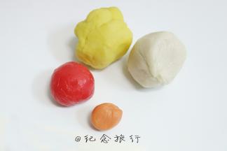 准备各色翻糖膏，大红色加柠檬黄就变成金黄色了