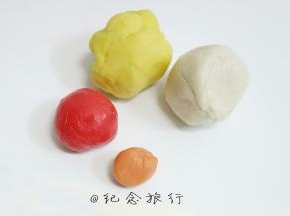 准备各色翻糖膏，大红色加柠檬黄就变成金黄色了