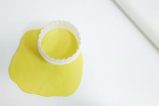 黄色擀四个薄片压出六个圆备用