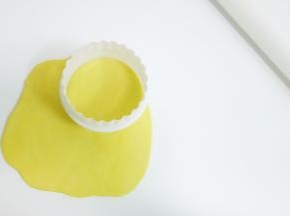 黄色擀四个薄片压出六个圆备用