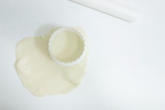 白色擀成薄片压出四个备用