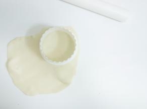 白色擀成薄片压出四个备用